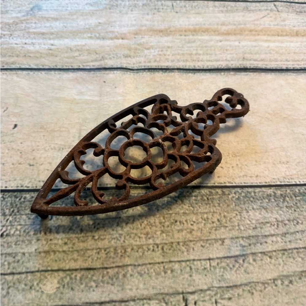 Vintage Cast Iron rusty crusty Footed trivet.